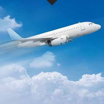 Avion cargo en vol au-dessus des nuages
