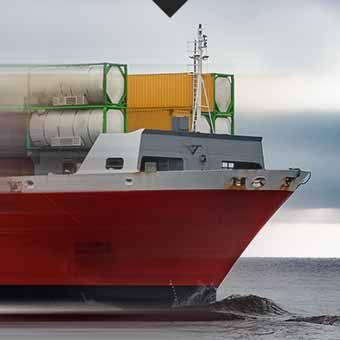Navire porte-conteneurs avec fret international