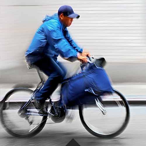 Coursier à vélo en pleine livraison